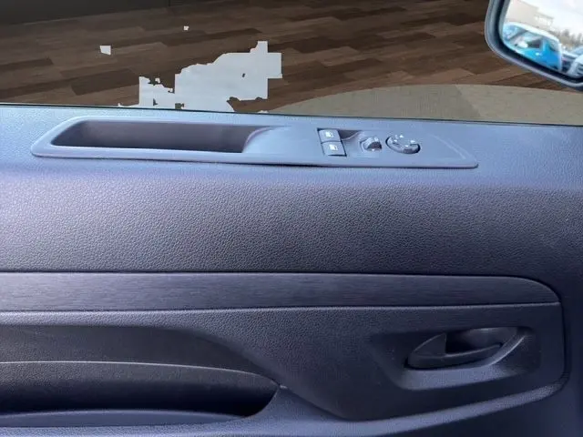 Vue intérieure côté conducteur de la porte noire du Citroën Jumpy 2026 avec commandes électriques des vitres et rétroviseurs.