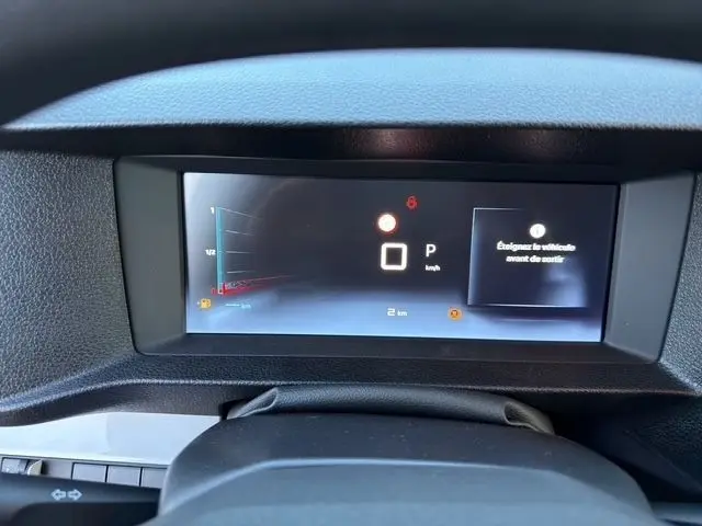 Gros plan sur l'écran multifonctions noir du tableau de bord central du Citroën Jumpy Diesel 2026 affichant 0 km/h.
