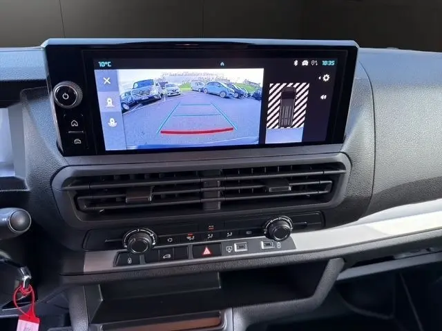 Vue intérieure du tableau de bord du Citroën Jumpy 2026 avec écran tactile affichant la caméra de recul en action.