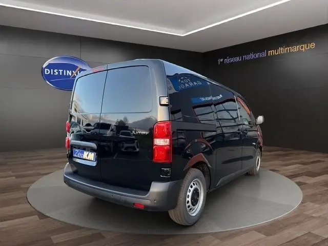 Vue 3/4 arrière droite d’un Citroën Jumpy noir 2026 avec portes arrière pleines et jantes acier simples.