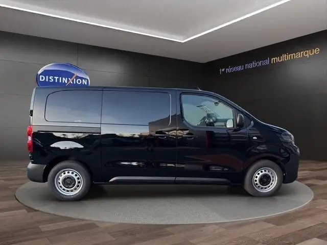 Vue de profil côté gauche du Citroën Jumpy noir 2026, fourgon utilitaire avec jantes acier et vitres avant teintées.