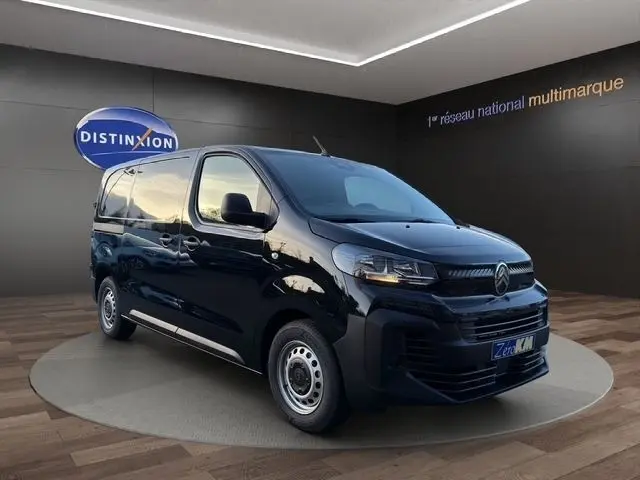 Vue 3/4 avant d'un Citroën Jumpy noir 2026 avec calandre distinctive et jantes acier argentées.