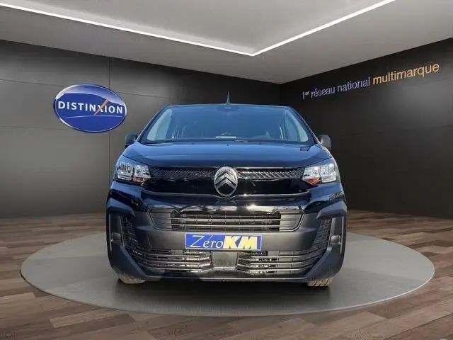Vue frontale d'un Citroën Jumpy noir 2026 exposé en showroom avec logo Distinxion en arrière-plan.