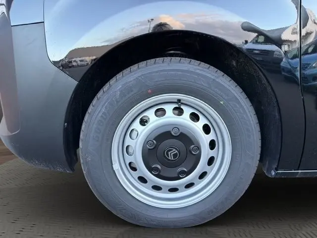 Gros plan sur la roue avant gauche noire d'un Citroën Jumpy 2026 avec jante acier et logo Citroën central.