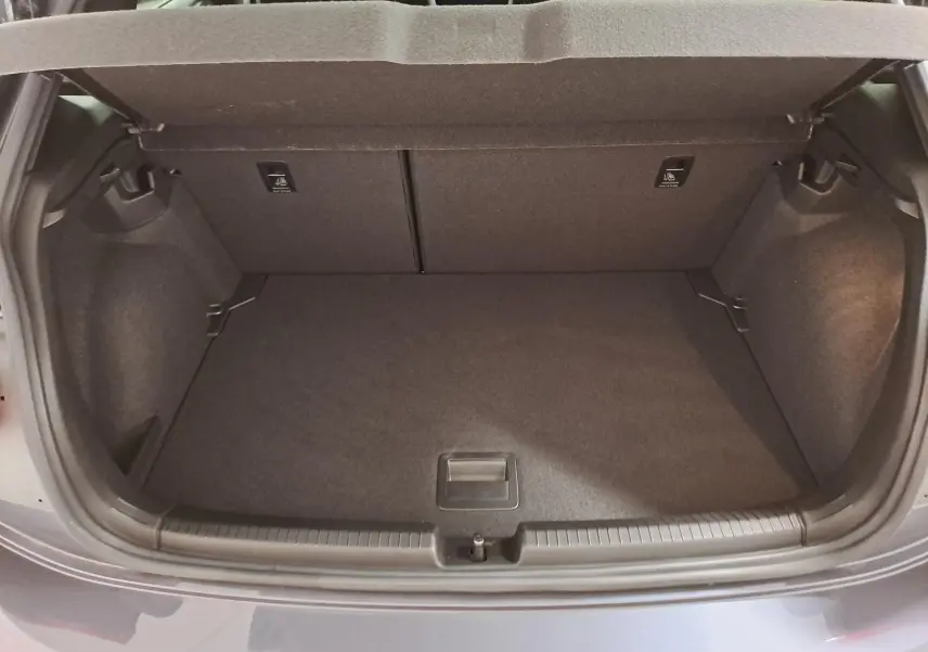 Coffre ouvert vu de l'arrière d'une Volkswagen Polo 1.0 TSI 116 DSG7 R-Line Edition gris cendré, intérieur noir.