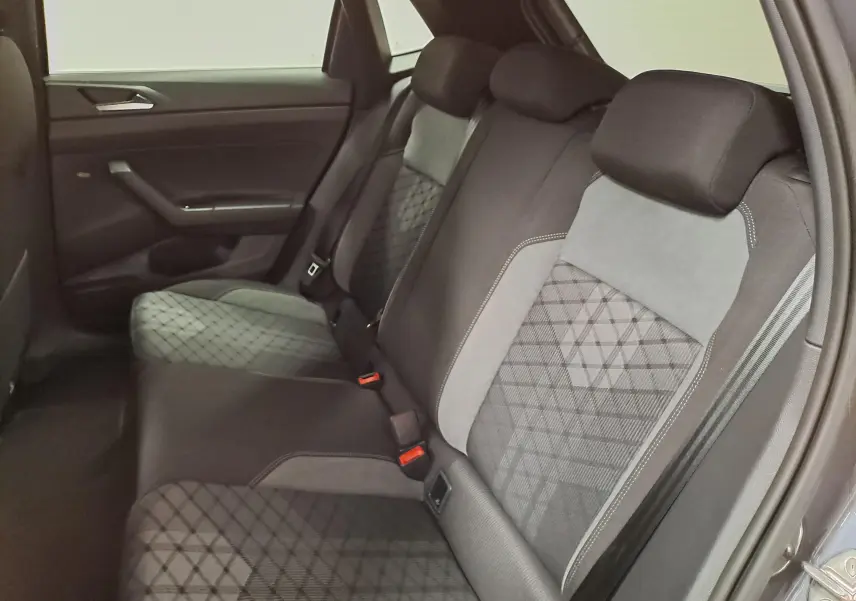 Vue intérieure côté droit des sièges arrière en tissu gris avec motifs géométriques du Volkswagen Polo 1.0 TSI R-Line Edition 2025.