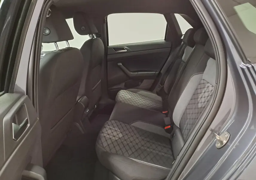Vue intérieure arrière côté droit de la Volkswagen Polo 2025 gris cendré, sièges arrière avec tissu à motif losange.