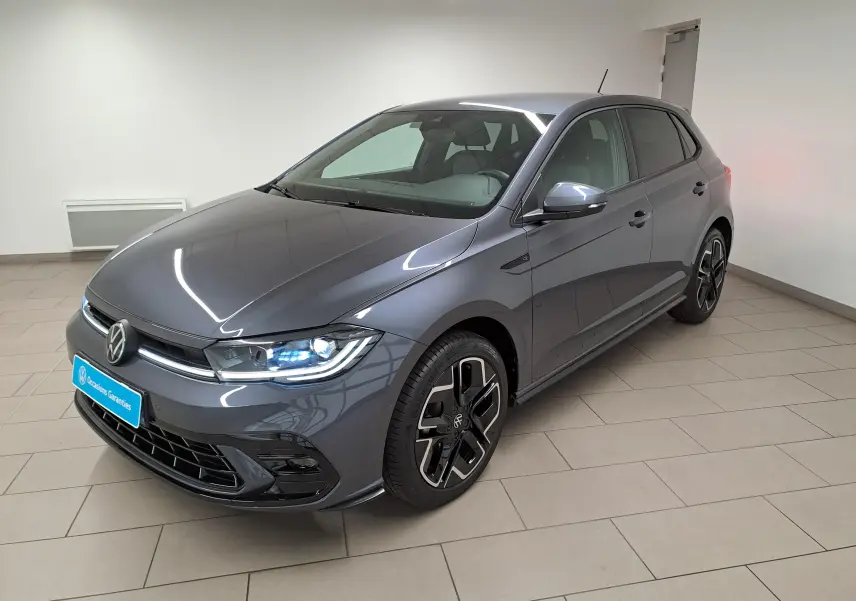 Volkswagen Polo 1.0 TSI R-Line gris cendré vue 3/4 avant avec phares allumés et jantes noires distinctives.