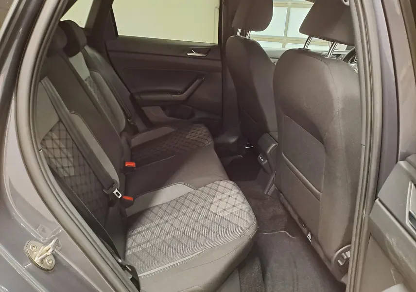 Vue intérieure côté gauche des sièges arrière en tissu gris à motifs de la Volkswagen Polo 1.0 TSI 116 DSG7 R-Line Edition 2025.