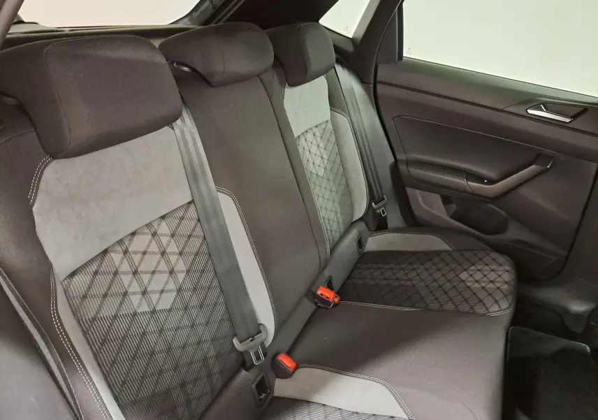 Vue intérieure côté droit des sièges arrière en tissu gris et noir avec motifs géométriques du Volkswagen Polo 1.0 TSI R-Line Edition 2025.