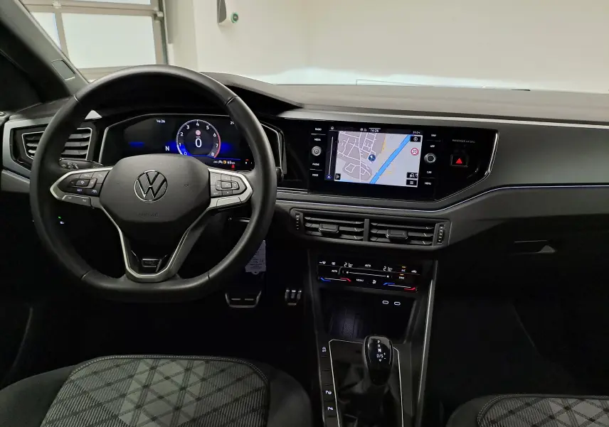 Vue intérieure centrée sur le volant et le tableau de bord numérique d'une Volkswagen Polo 2025, finition R-Line.