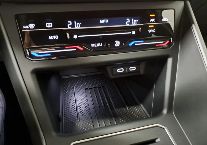 Vue rapprochée de la console centrale de la Volkswagen Polo 2025, avec commandes climatisation digitale et ports USB visibles.
