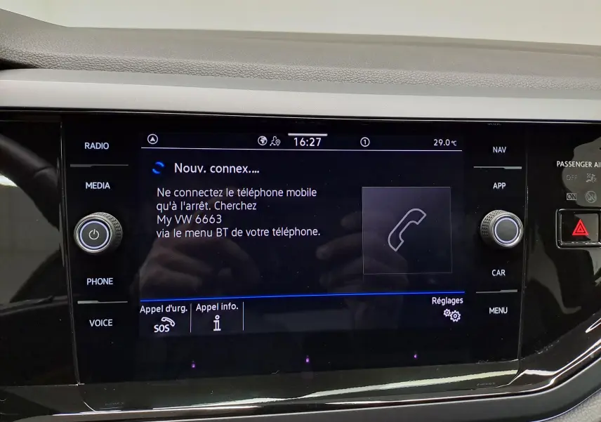 Écran tactile central du Volkswagen Polo 2025 affichant le menu de connexion Bluetooth avec commandes autour.