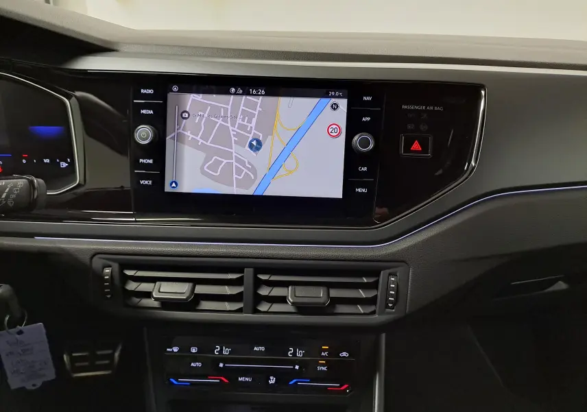 Tableau de bord intérieur de Volkswagen Polo 2025 avec écran tactile central affichant la navigation, finition noire moderne.