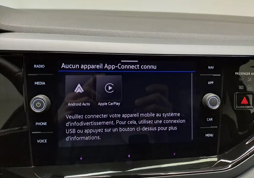 Écran tactile central du Volkswagen Polo 2025 affichant les options Android Auto et Apple CarPlay, intérieur noir.