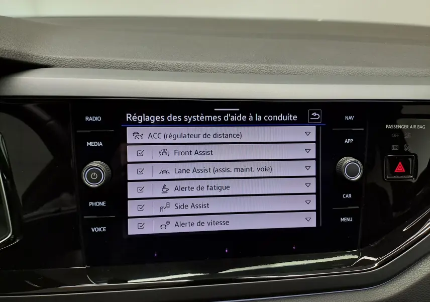 Écran tactile central du Volkswagen Polo 2025 affichant les réglages des aides à la conduite dans un intérieur sobre.
