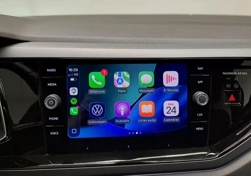Écran tactile central de la Volkswagen Polo 2025 affichant Apple CarPlay avec commandes autour en finition R-Line.