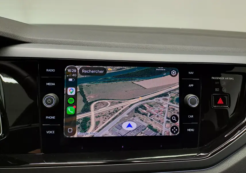 Écran tactile central avec navigation GPS affichée dans l’habitacle d’une Volkswagen Polo gris cendré, vue de face.