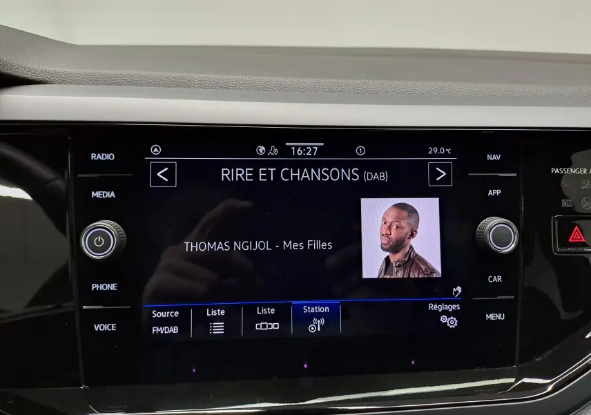 Écran central tactile de la Volkswagen Polo 2025 affichant la radio DAB sur fond noir avec commandes autour.
