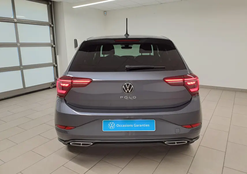 Vue arrière d'une Volkswagen Polo 2025 gris cendré métallisé avec feux LED et double sortie d'échappement intégrée.