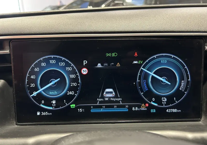 Tableau de bord numérique du Hyundai Tucson Hybrid 2022 affichant vitesse, autonomie, mode ECO et alertes.