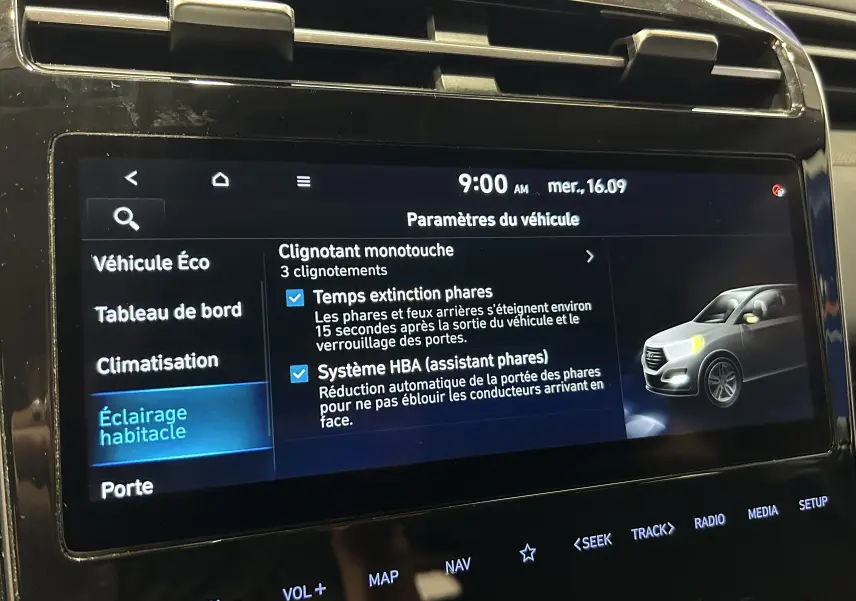 Écran tactile du tableau de bord du Hyundai Tucson gris, affichant les paramètres d’éclairage habitacle.