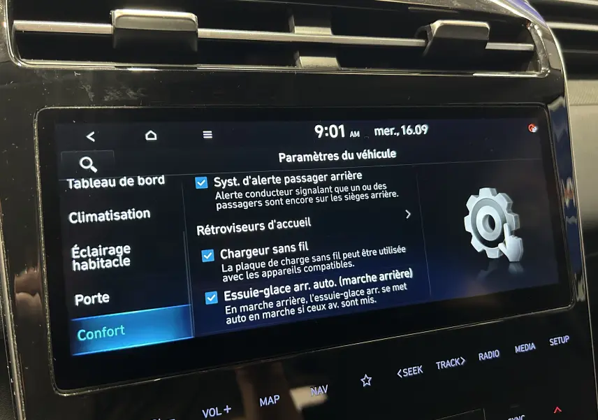 Écran tactile central du Hyundai Tucson Hybrid 2022 affichant les paramètres véhicule, vue rapprochée intérieure.
