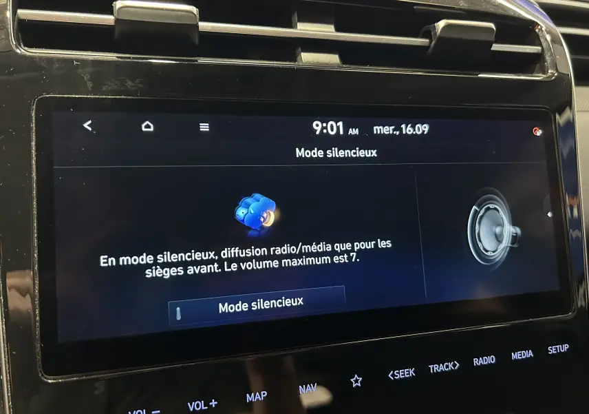 Écran tactile du système multimédia Hyundai Tucson Hybrid 2022 affichant le mode silencieux en intérieur noir.