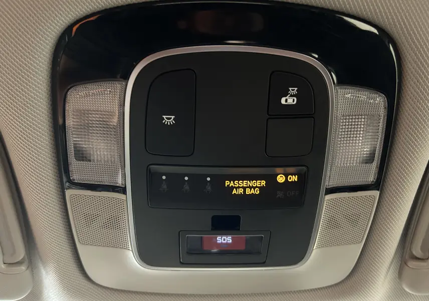 Vue en gros plan du plafonnier intérieur gris avec commandes d'éclairage et indicateur airbag passager allumé sur Hyundai Tucson 2022.