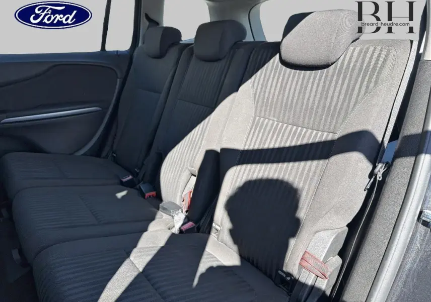 Vue intérieure de la banquette arrière tissu gris foncé de l’Opel Zafira Tourer, avec trois sièges individuels.