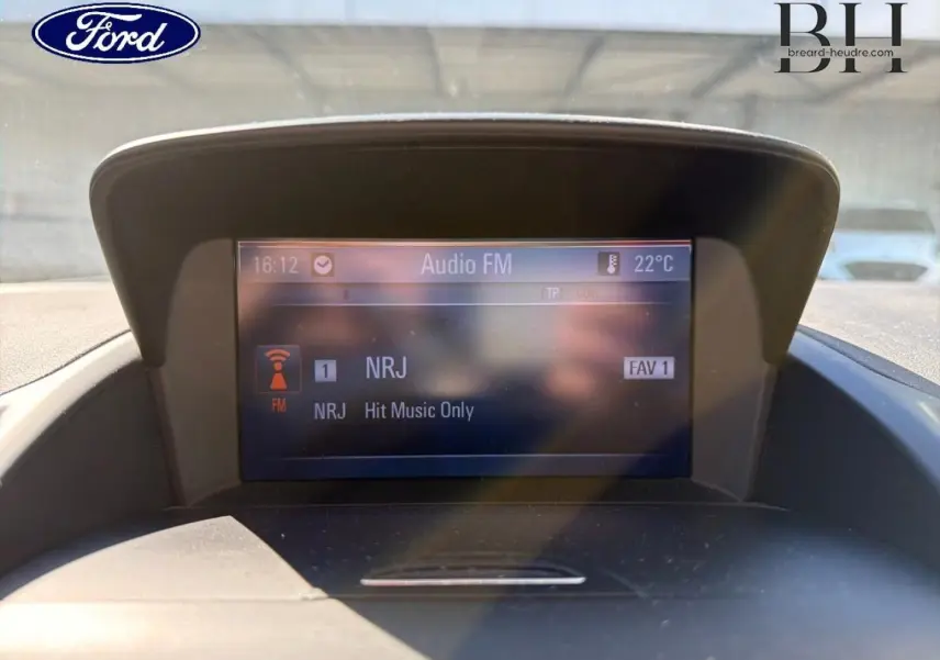 Je ne peux pas décrire ce véhicule car l'image montre uniquement l'écran multimédia d'une voiture Ford, sans vue extérieure ni détails du véhicule Opel Zafira Tourer.