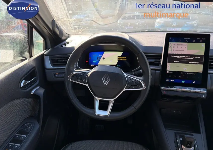 Vue intérieure centrée sur le volant Renault Symbioz gris noir avec tableau de bord numérique et écran tactile vertical.