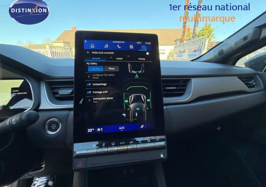 Vue intérieure centrée sur l'écran tactile vertical du tableau de bord du Renault Symbioz gris Rafale 2025.