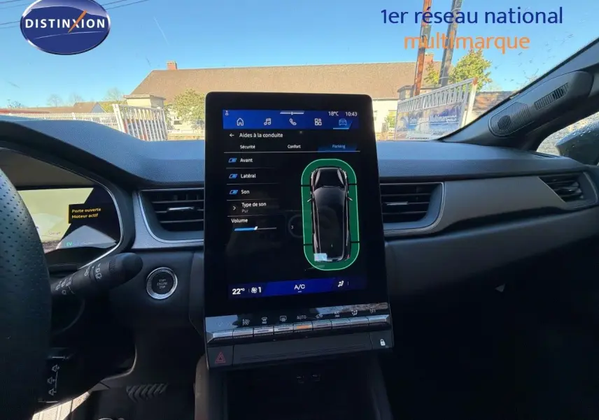 Vue intérieure centrée sur l’écran tactile vertical du tableau de bord du Renault Symbioz gris Rafale, avec volant partiel à gauche.