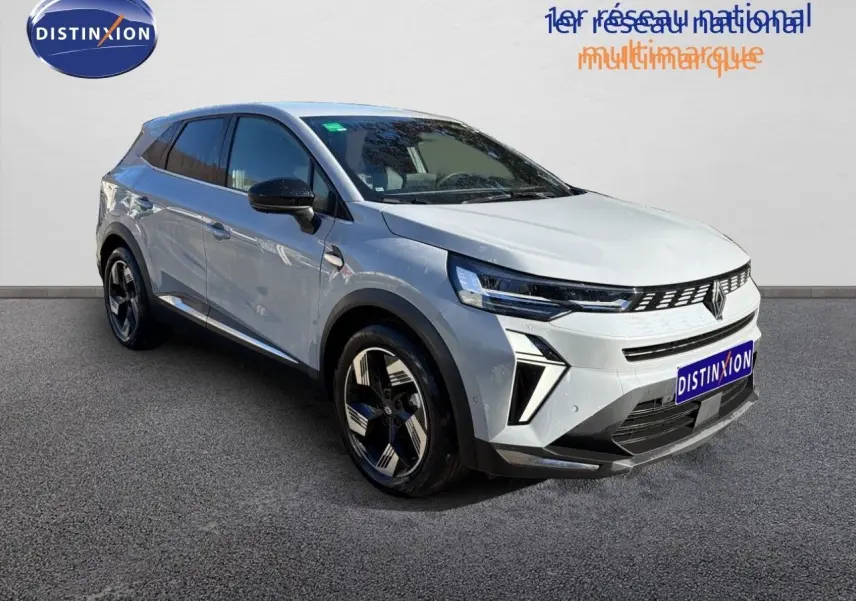 Renault Symbioz gris Rafale métal en 3/4 avant droit, avec calandre moderne et jantes noires distinctives.