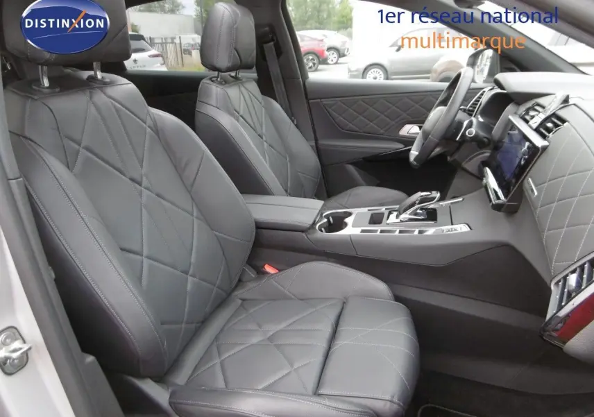 Intérieur du DS7 Crossback 2021 en cuir noir, vue côté droit sur les sièges avant et la console centrale moderne.