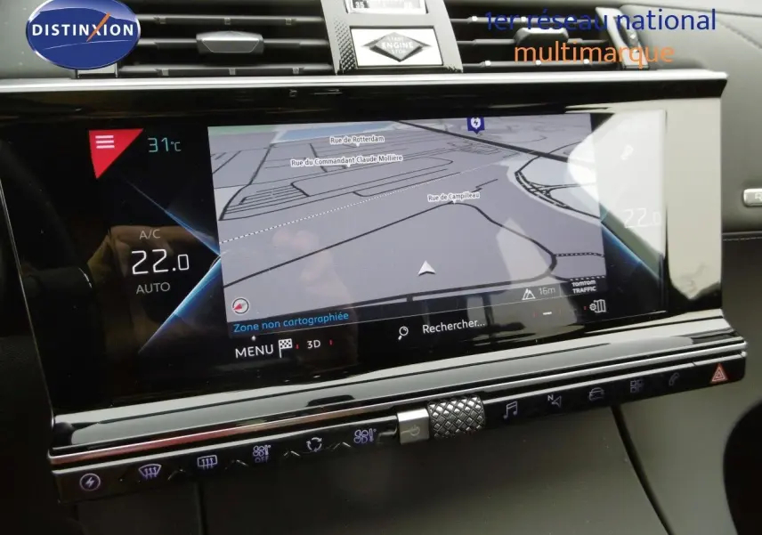 Écran tactile central du DS7 Crossback 2021 en finition Rivoli, affichant la navigation et commandes climatisation.