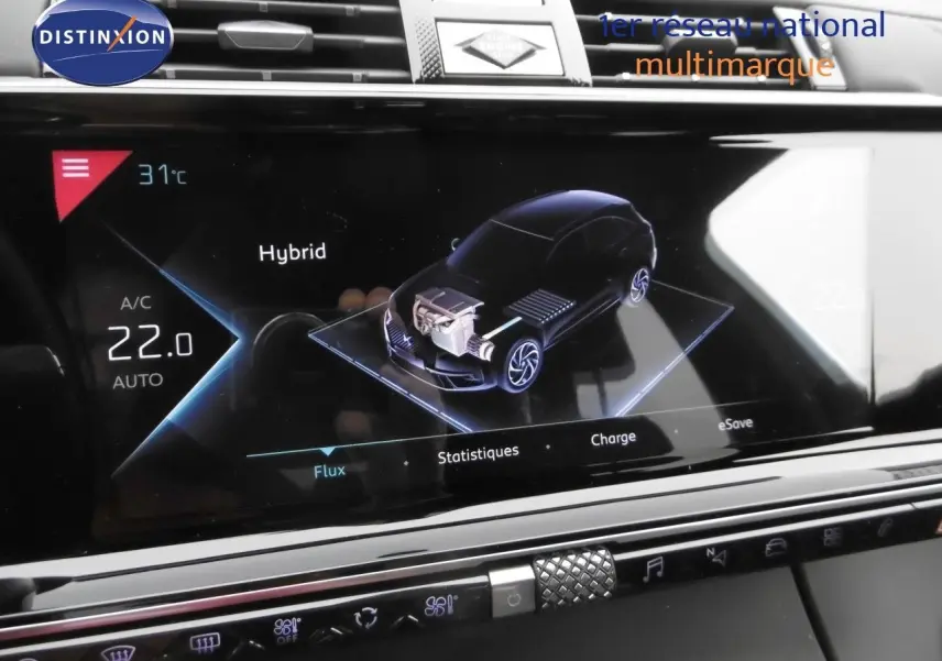 Écran tactile intérieur du DS7 Crossback 2021 montrant le système hybride et la gestion de charge.