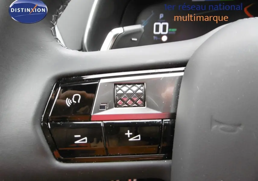 Gros plan sur les commandes de volume au volant du DS7 Crossback hybride rechargeable, finition cuir noir visible.