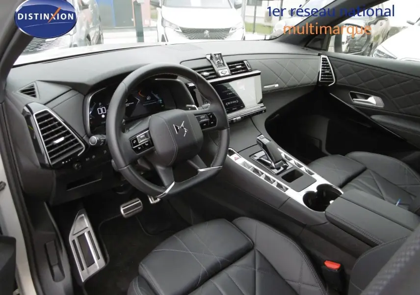 Vue intérieure côté conducteur du DS7 Crossback 2021, tableau de bord et sièges en cuir noir matelassé.