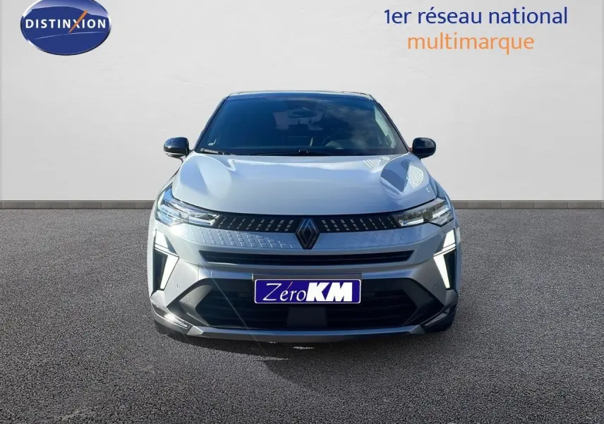 Vue frontale d'un Renault Captur E-Tech hybride gris Rafale avec toit noir, éclairage LED et calandre moderne.