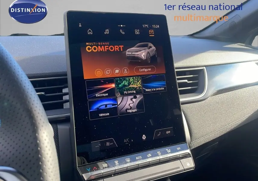 Écran tactile central affichant le mode confort dans l'habitacle gris et noir du Renault Captur E-Tech Hybrid 2025.