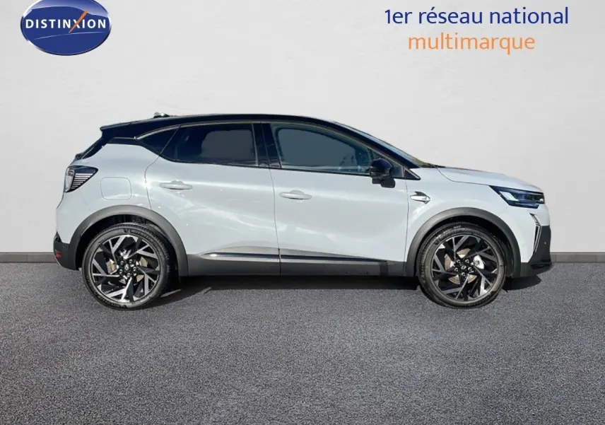 Profil côté droit du Renault Captur E-Tech hybride 2025 gris rafale métal avec toit noir et jantes noires distinctives.
