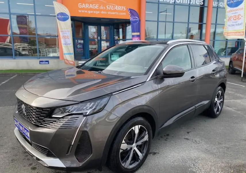 Peugeot 3008 gris platinium en 3/4 avant droit, avec jantes alliage bi-ton et toit ouvrant panoramique visible.