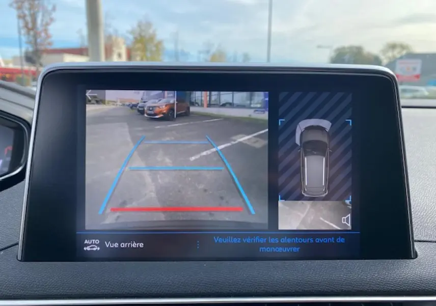 Écran tactile du Peugeot 3008 2021 montrant la caméra de recul et la vue 360° de l'environnement arrière.