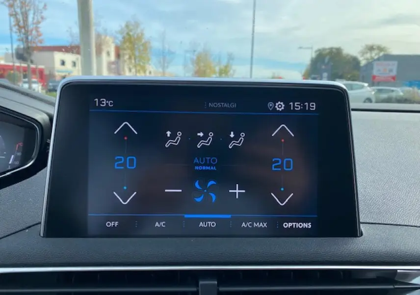 Écran tactile du tableau de bord du Peugeot 3008 gris platinium affichant la climatisation automatique à 20°C.
