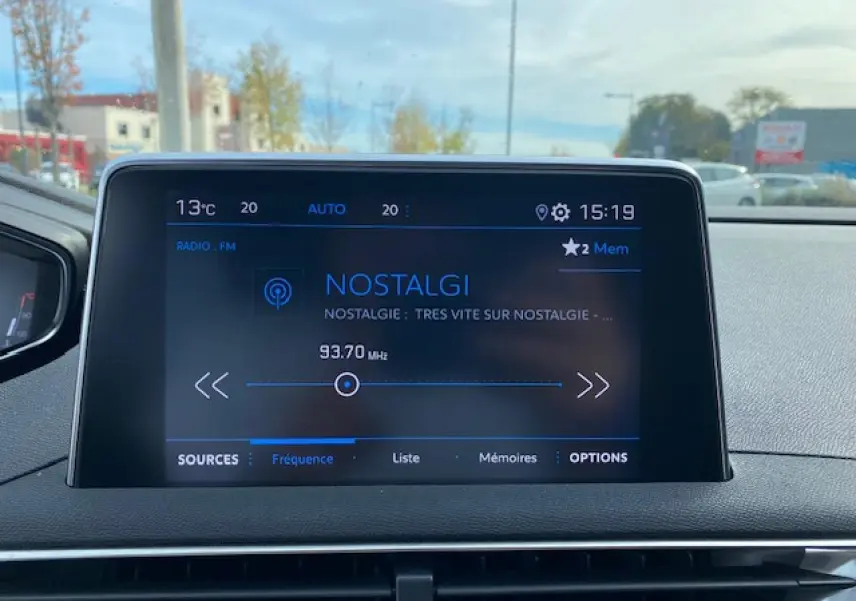 Écran tactile central du Peugeot 3008 2021 affichant la radio Nostalgie à 93,7 MHz avec tableau de bord en arrière-plan