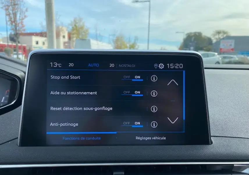 Écran tactile du tableau de bord du Peugeot 3008 2021 affichant les réglages d'aide à la conduite.