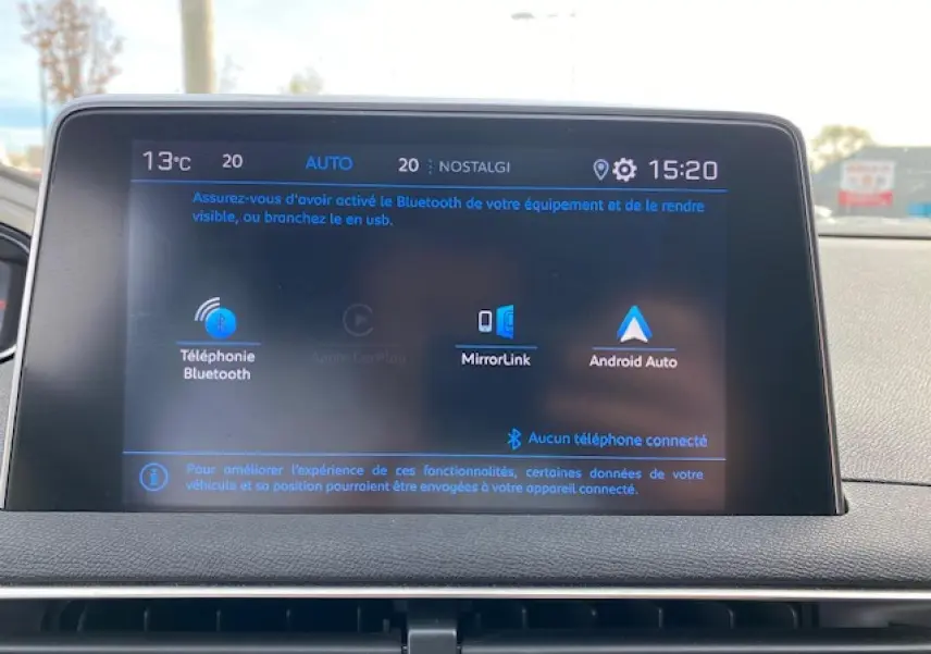 Peugeot 3008 gris platinium vue 3/4 avant droit avec toit ouvrant panoramique et jantes alliage 18 pouces.