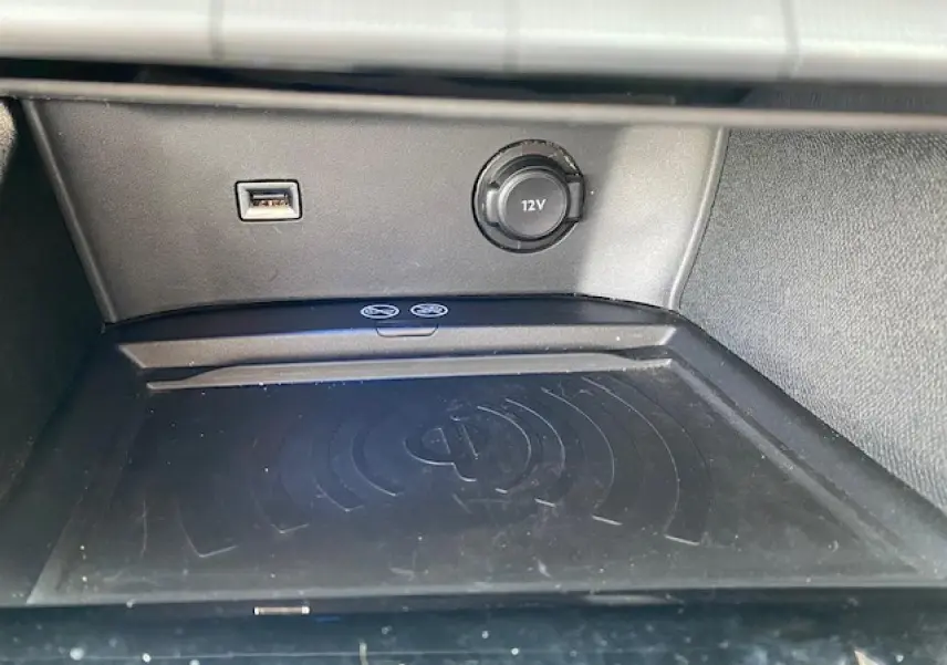 Plateau de recharge smartphone par induction avec prise 12V et port USB dans le coffre du Peugeot 3008 gris platinium